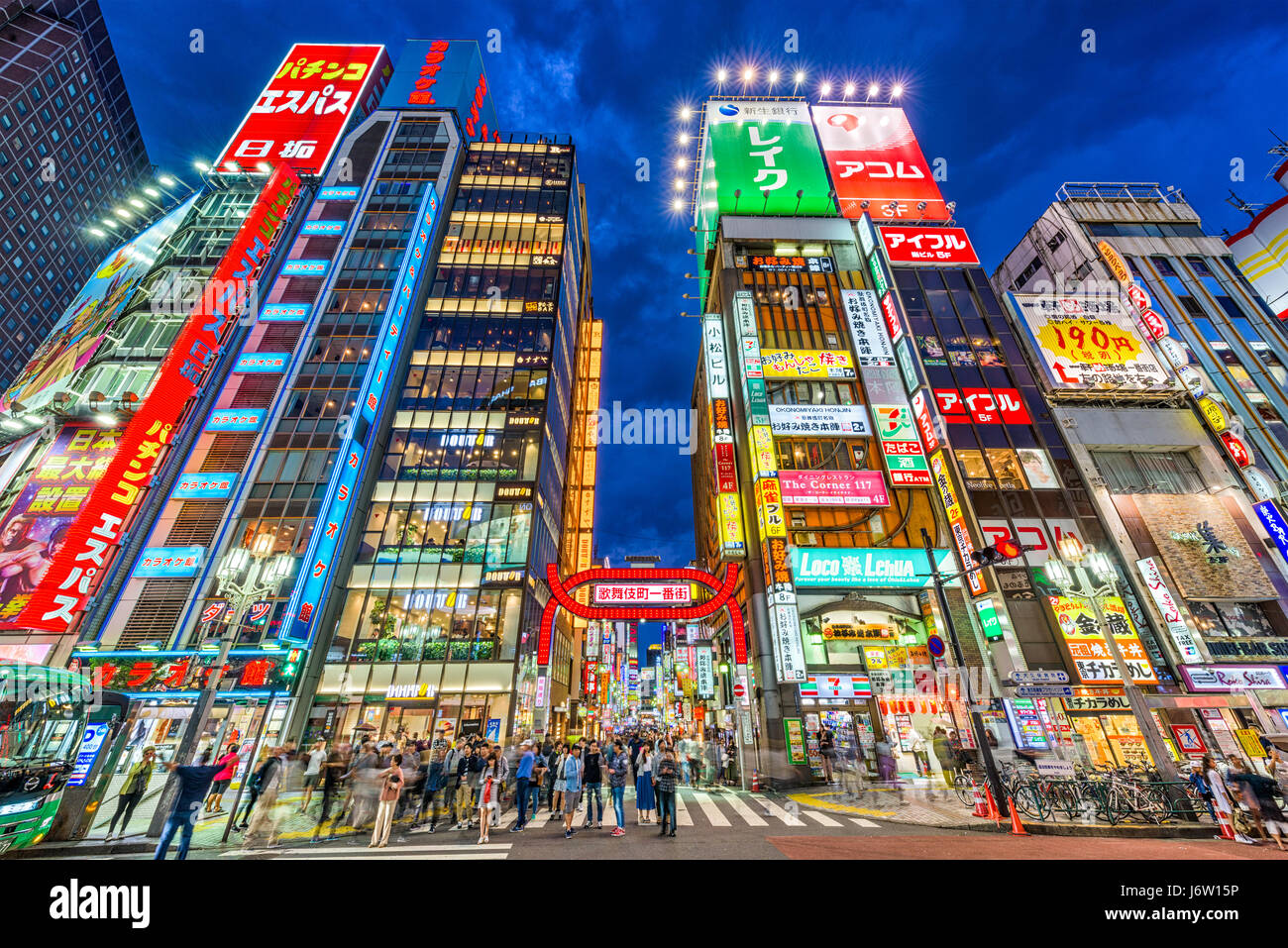 TOKYO, JAPON - 7 mai 2017 : passer à travers la foule dans le quartier de Kabukicho Shinjuku. La région est un divertissement et red-light district. Banque D'Images