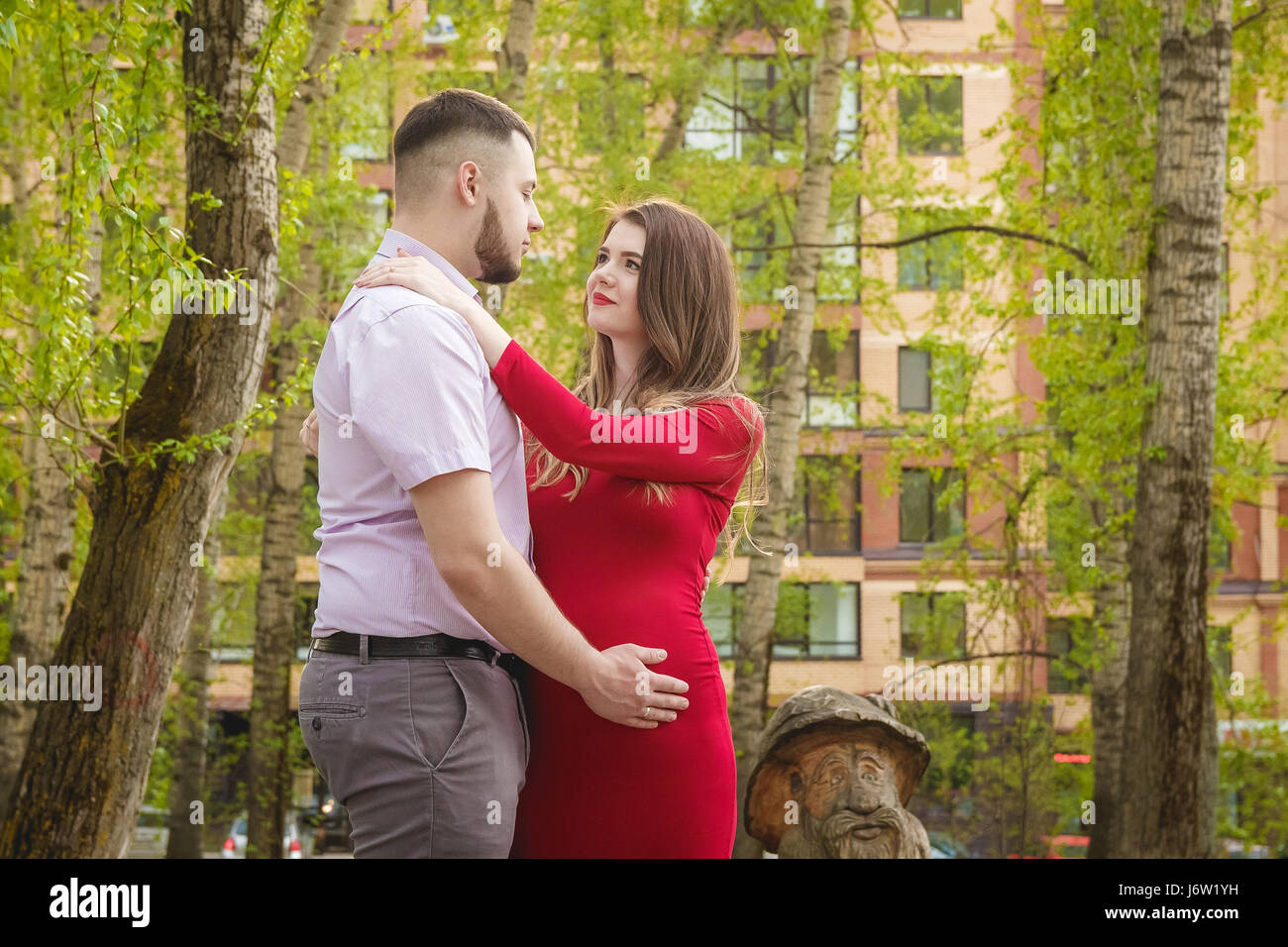 Happy young couple expecting baby parc en été Banque D'Images