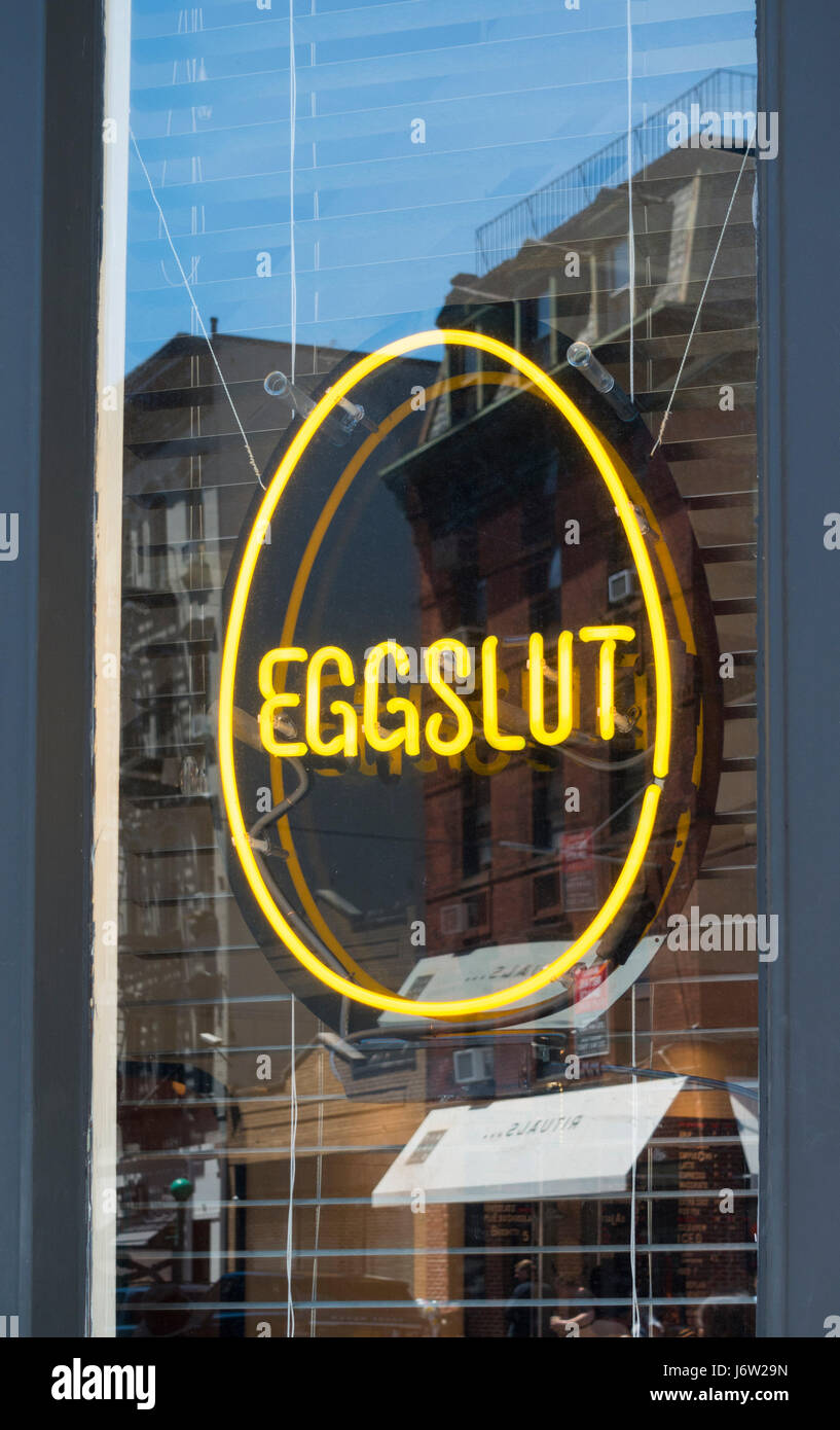Terme d'argot grossier, eggslut sur un restaurant sign dans la fenêtre d'un restaurant à Soho, New York City Banque D'Images