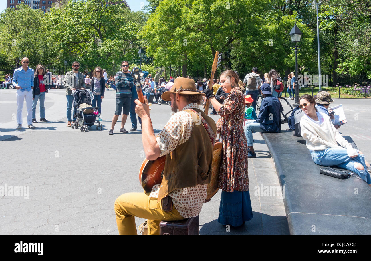 Bluegrass duo, Coyote & Crow, dans le parc Washington Square de Greenwich Village à New York Banque D'Images