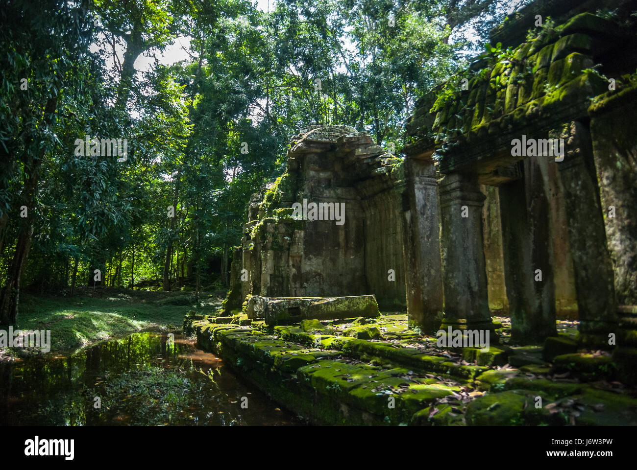 L'architecture ancienne de Ta Prohm temple avec canal à Angkor, Siem Reap, Cambodge. Banque D'Images
