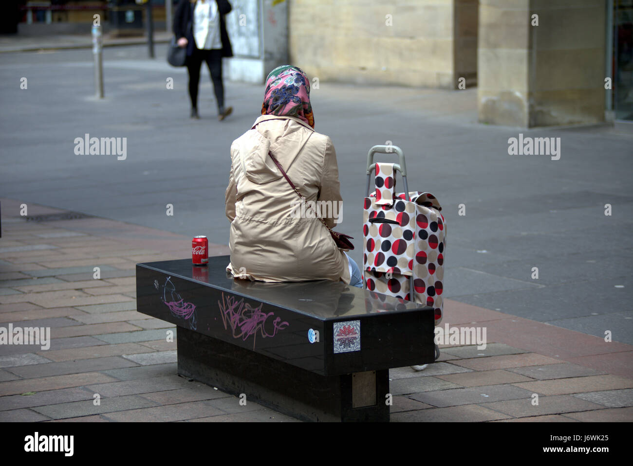 Cityscape individu seul, assis avec coca cola foulard hijab peut Banque D'Images