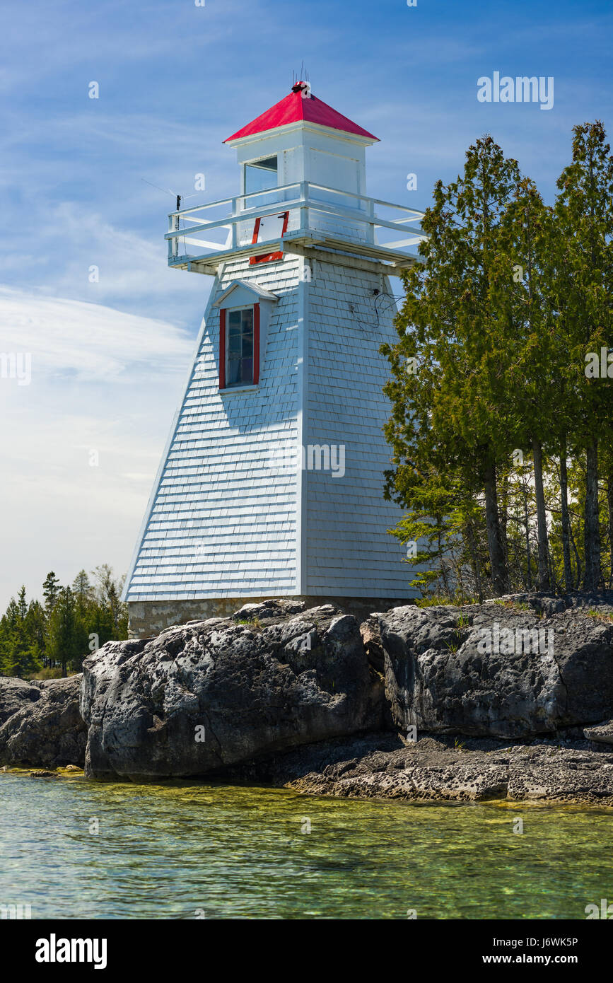 Plage de South Baymouth Phare avant par le lac Huron, sur une journée de printemps ensoleillée, île Manitoulin, Ontario, Canada Banque D'Images