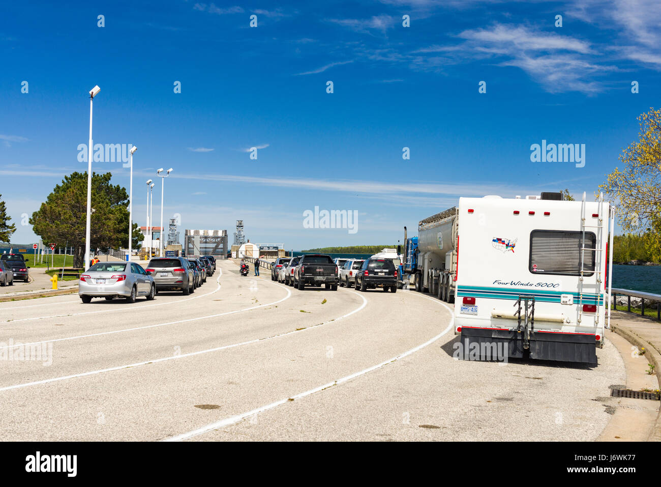 Les véhicules attendent en ligne à South Baymouth terminal de ferries, l'Ontario, Canada Banque D'Images