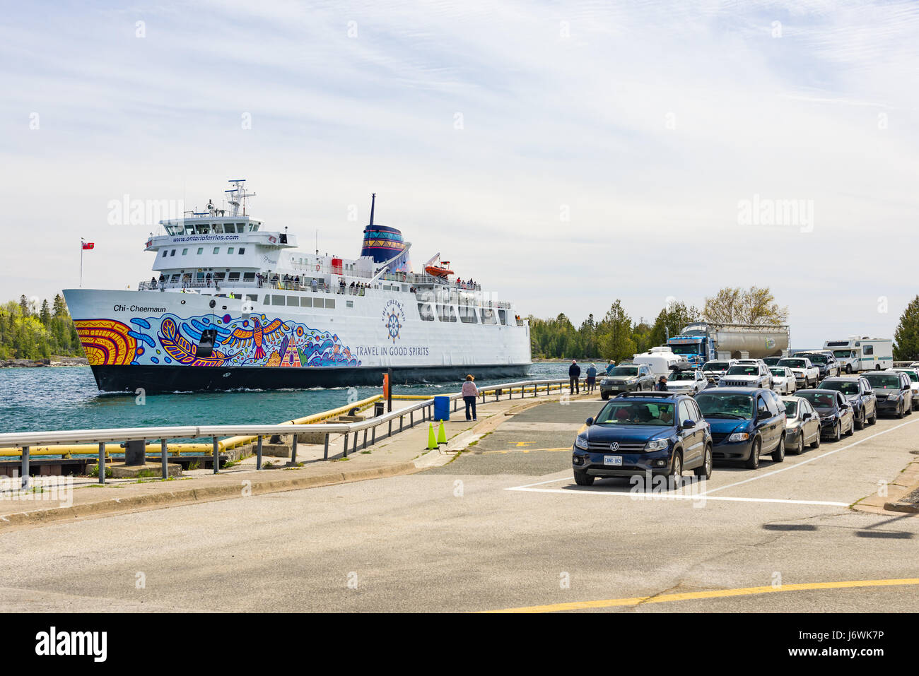 Traversier Chi-Cheemaun arrivant à South Baymouth Ferry Terminal que des voitures à attendre en ligne, de l'Ontario, Canada Banque D'Images