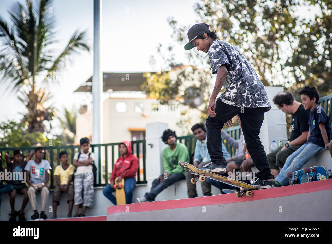Waghela Sagar, un skateur professionnel en provenance de Mumbai est sur le point d'abandonner dans un bol à Pune au cours d'une compétition de patinage. Banque D'Images