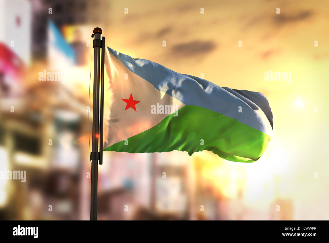 Drapeau Djibouti contre ville fond flou rétroéclairage au lever du soleil Banque D'Images