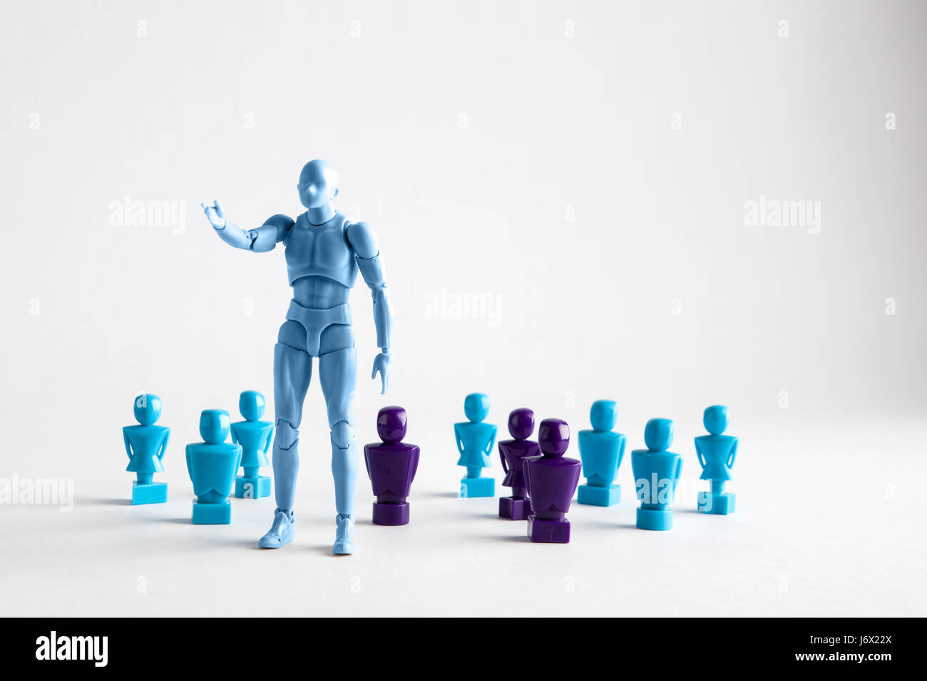 Concept de leadership masculin représenté avec figurines mâles et femelles. Isolated on white with copy space Banque D'Images