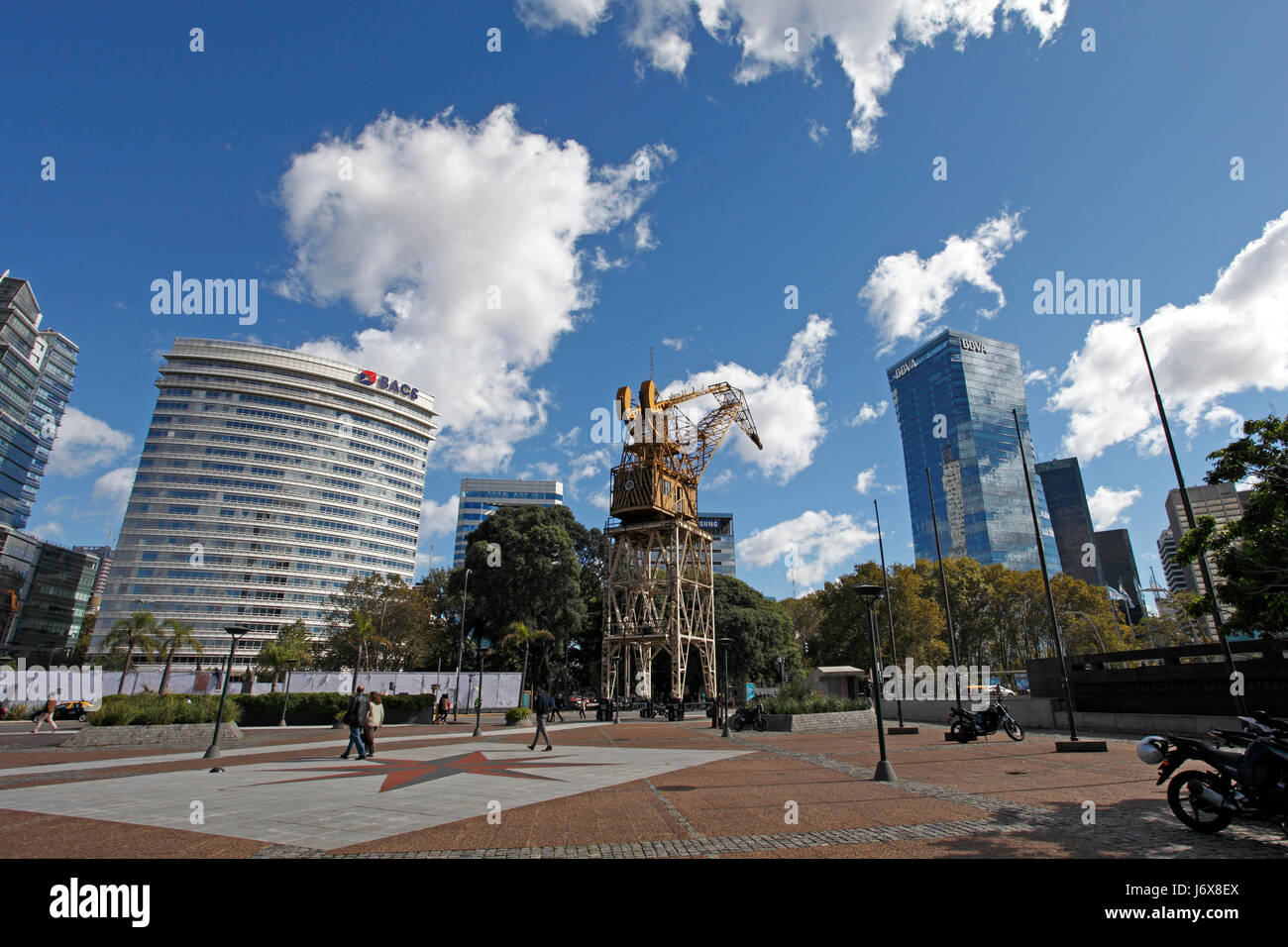 Centre-ville de Buenos Aires, et qui a été totalement réaménagé avec régénération d'entrepôts, de bâtiments d'entreprise, aux côtés d'origine des grues. Banque D'Images