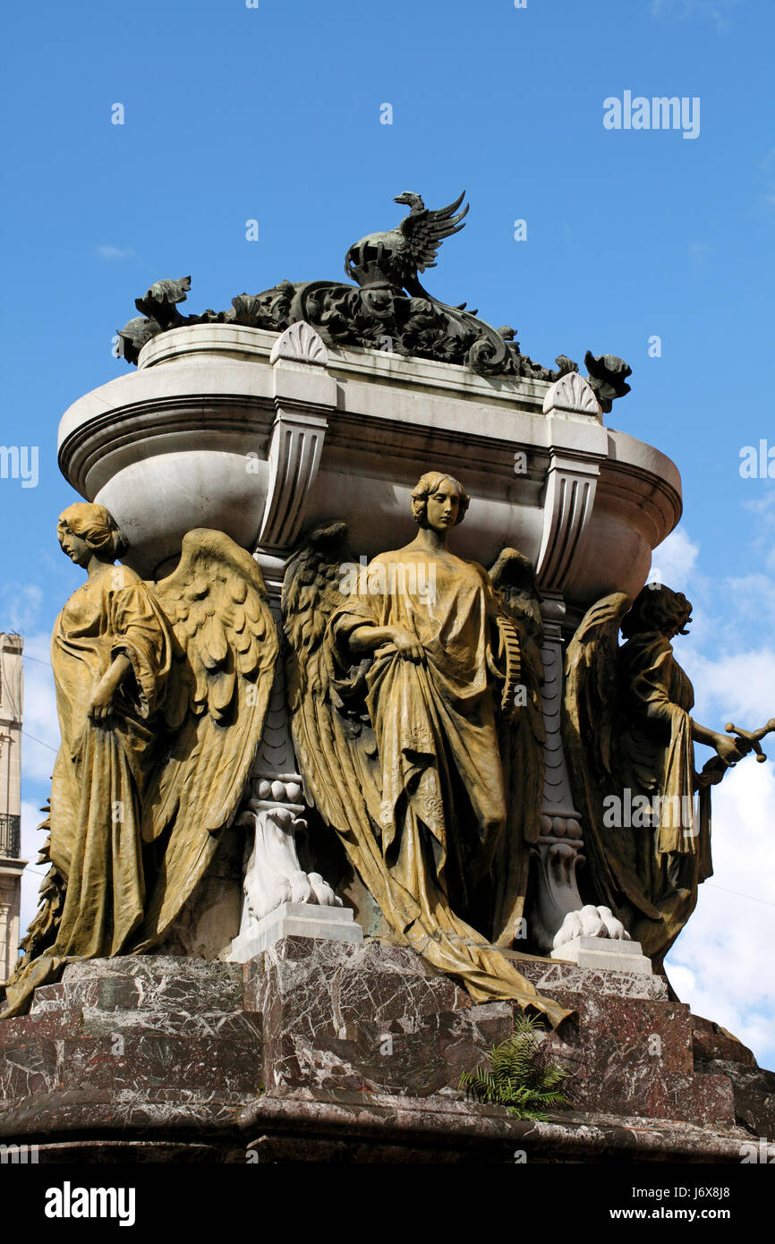 Le couvent de Santo Domingo, ou Basilique de Notre-Dame du Rosaire et couvent de Santo Domingo. Mausolée du Général Belgrano au premier plan. Banque D'Images