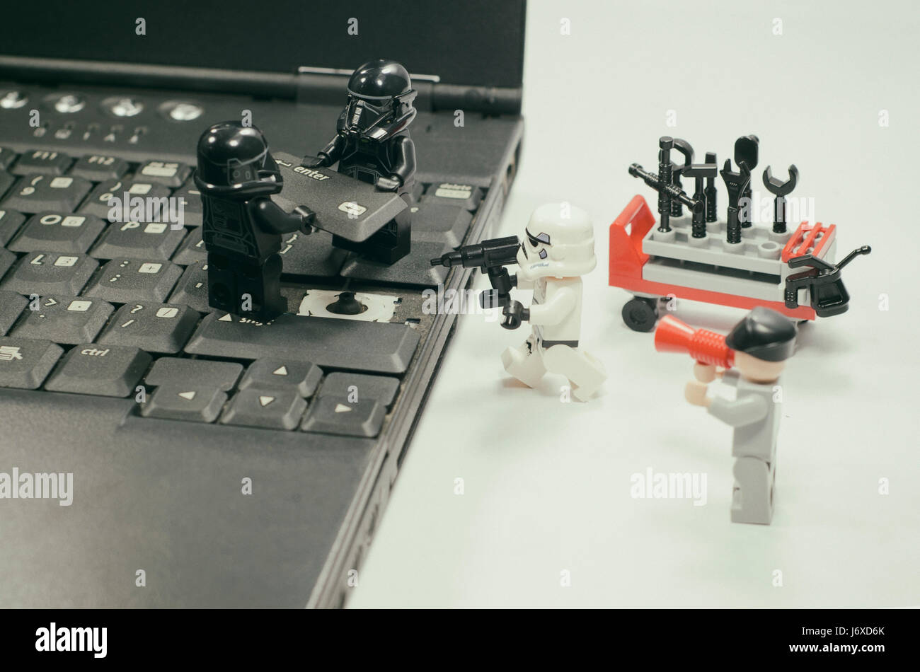 Lego Star Wars figurines bouton réparer entrer sur le clavier d'ordinateur  portable Photo Stock - Alamy