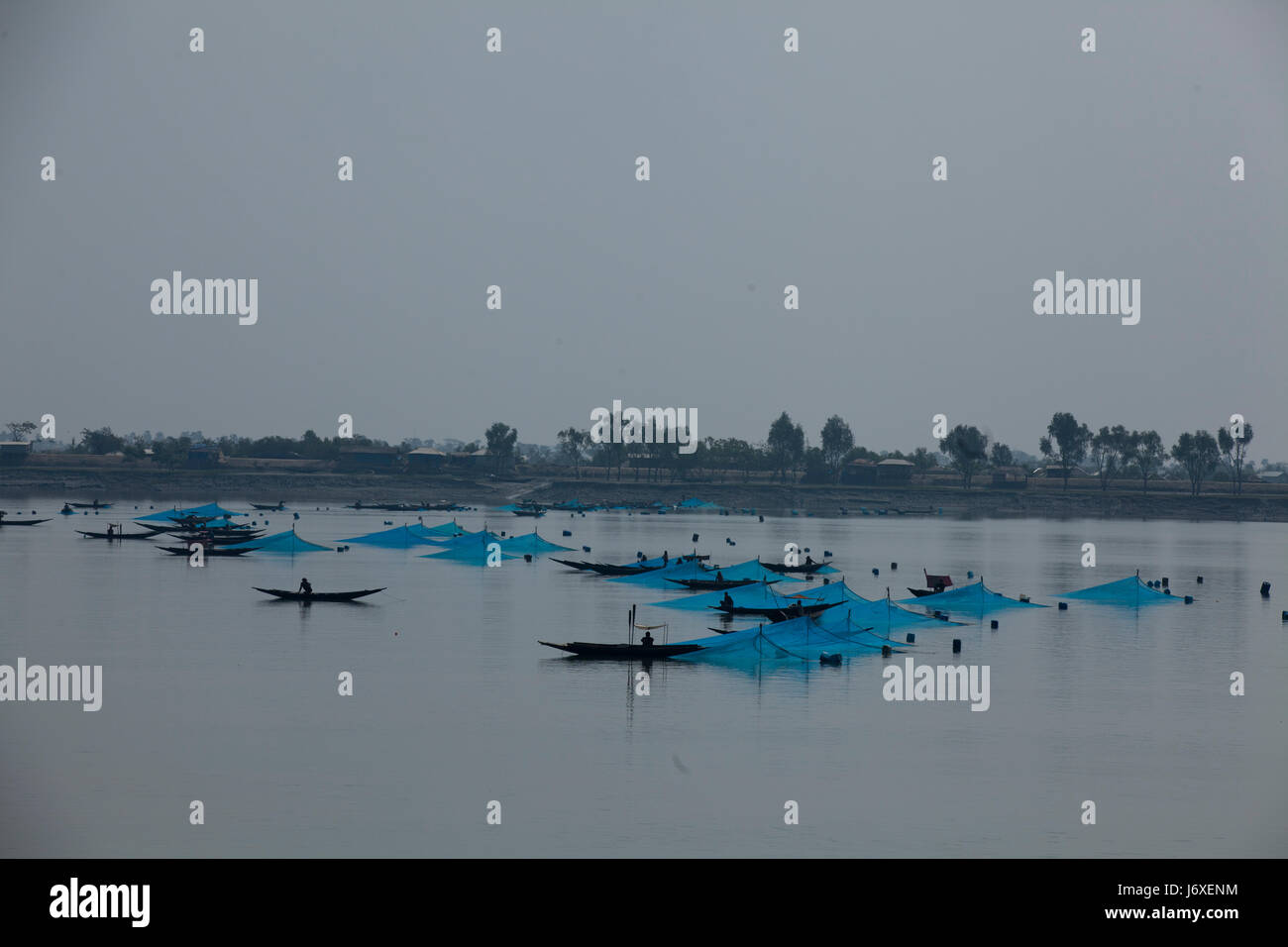 Les jeunes pêcheurs aux crevettes sur la rivière Kholpetua dans les Sundarbans. Satkhira, au Bangladesh. Banque D'Images