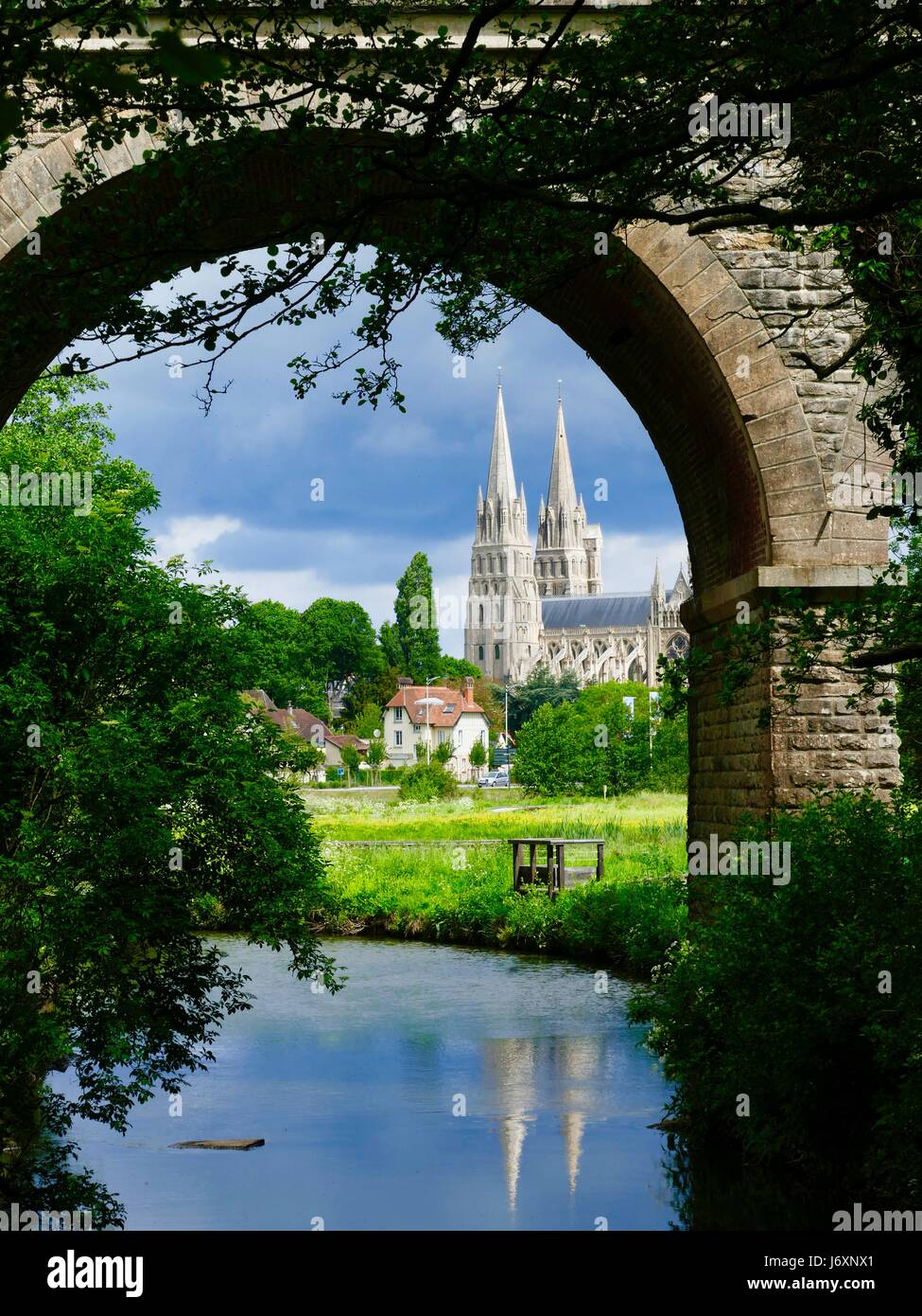 La cathédrale de Bayeux, Cathédrale Notre-Dame de Bayeux, vue à travers un chemin de pierre et chevalets dans toute la vallée de l'Aure marais, Bayeux, FR Banque D'Images