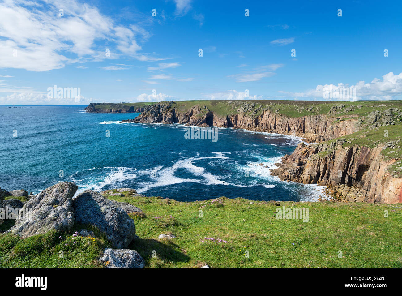 La vue vers Land's End de Pellitras Point sur la côte de Cornwall Banque D'Images