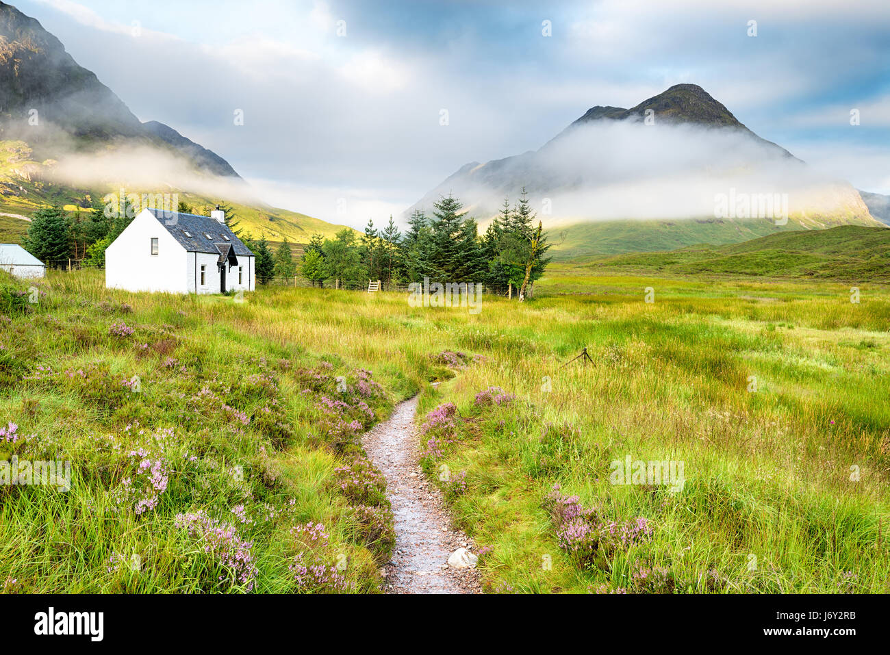 Un chalet de montagne à distance au pied de Glencoe dans les Highlands écossais Banque D'Images