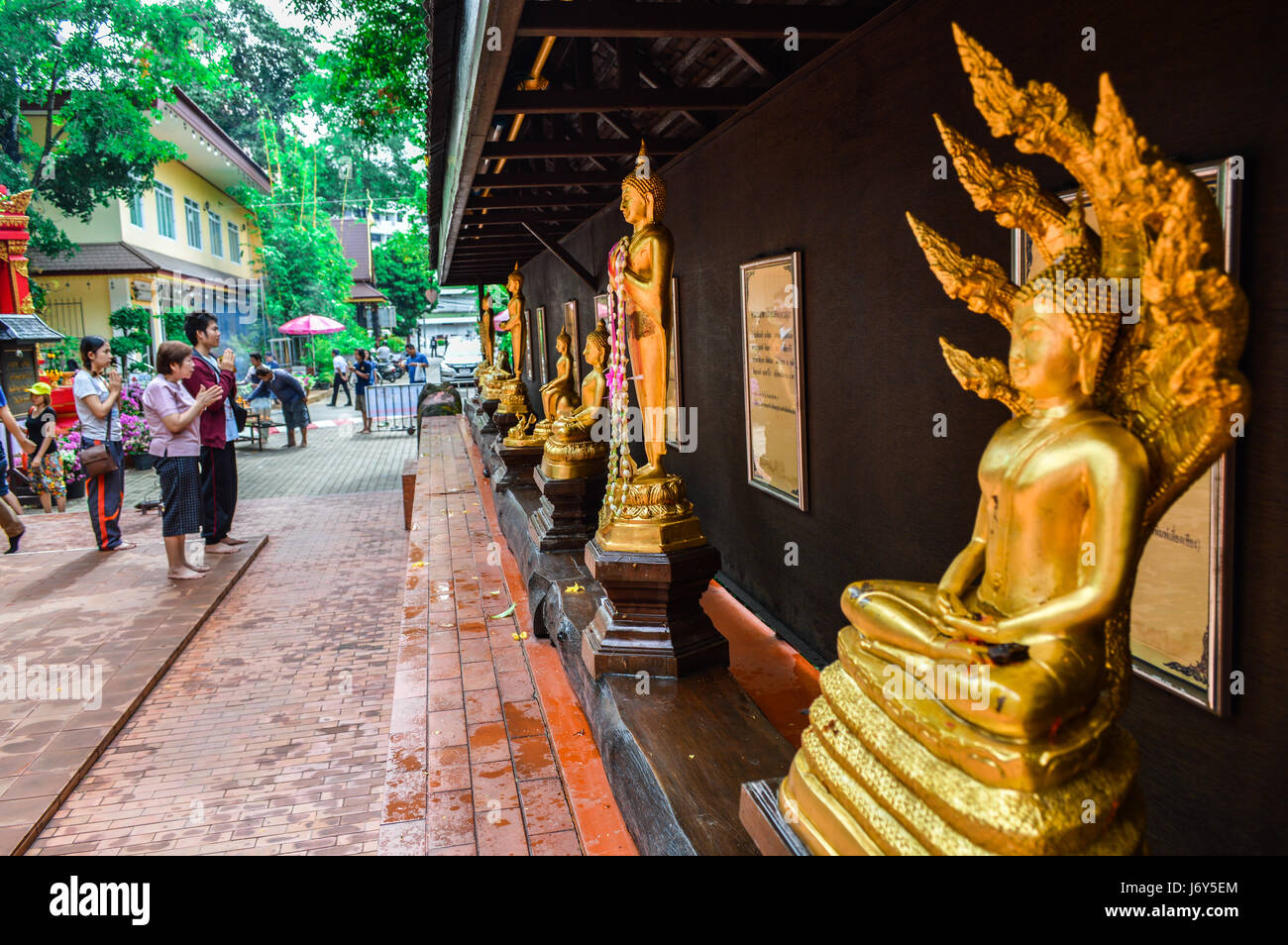 Chiang Rai, Thaïlande - 15 Avril 2017 : Songkran est le Nouvel An Thaï's festival. L'image de Bouddha dans le temple de Wat Phra Kaew Banque D'Images