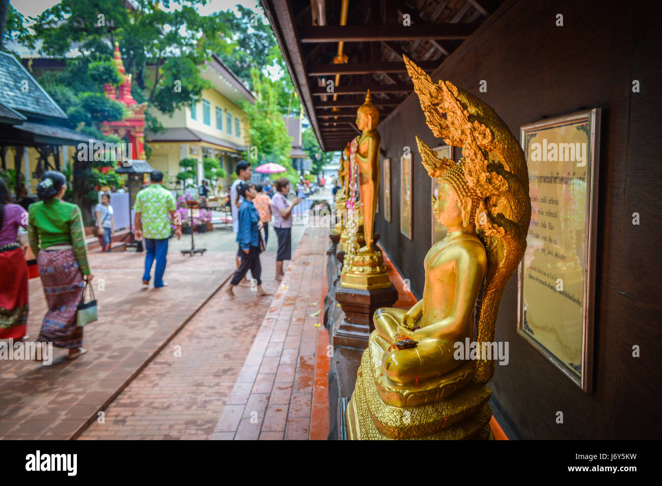 Chiang Rai, Thaïlande - 15 Avril 2017 : Songkran est le Nouvel An Thaï's festival. L'image de Bouddha dans le temple de Wat Phra Kaew Banque D'Images