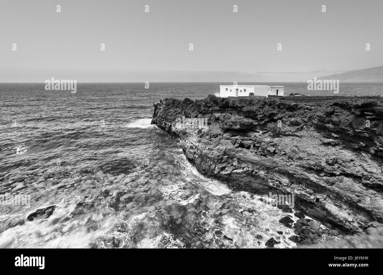 Chambre à l'extrémité du monde petite maison solitaire sur un rivage rocailleux de l'océan Atlantique. L'île El Hierro, Îles Canaries Banque D'Images Chambre à l'extrémité du monde petite maison solitaire sur un rivage rocailleux de l'océan Atlantique. L'île El Hierro, Îles Canaries Banque D'Images