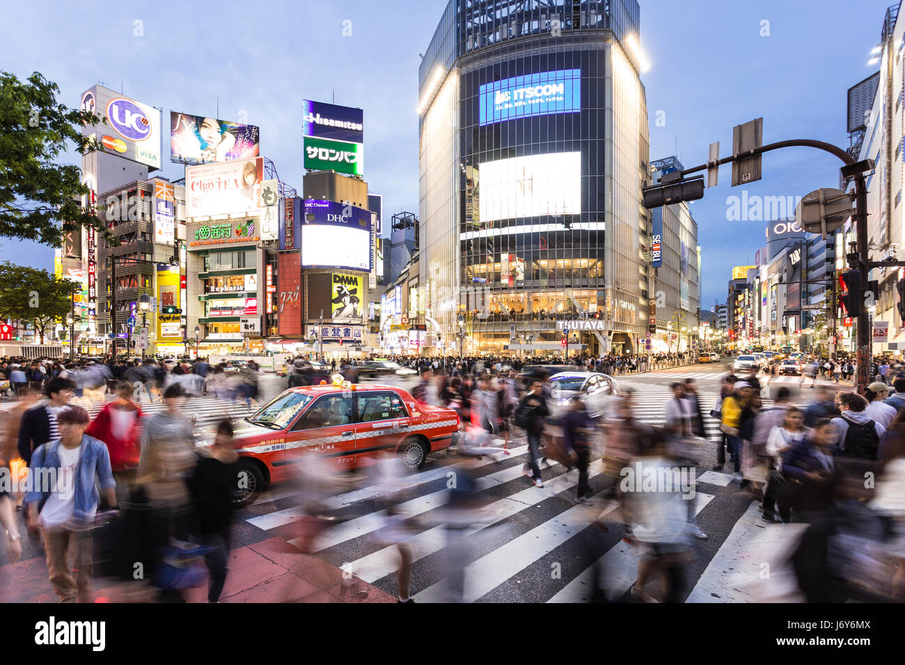 TOKYO - 3 mai 2017 : Le taxi est bloqué dans la foule traversant le fameux croisement de Shibuya de nuit à Tokyo, capitale du Japon. L'intersection est f Banque D'Images