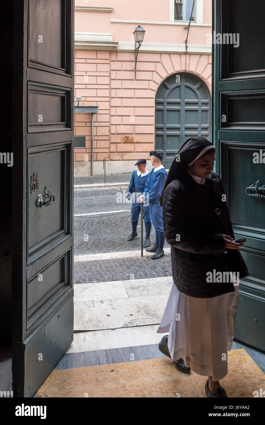 Gardes suisses à l'avant de Sant'Anna dei Palafrenieri église dans le Vatican, Rome , Italie Banque D'Images