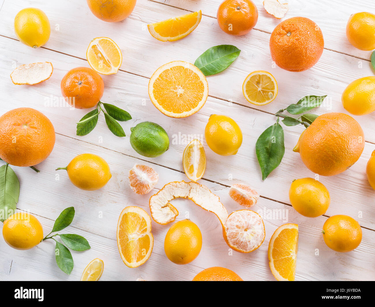 Les citrons et les oranges mûres sur la table en bois blanc. Vue d'en haut. Banque D'Images