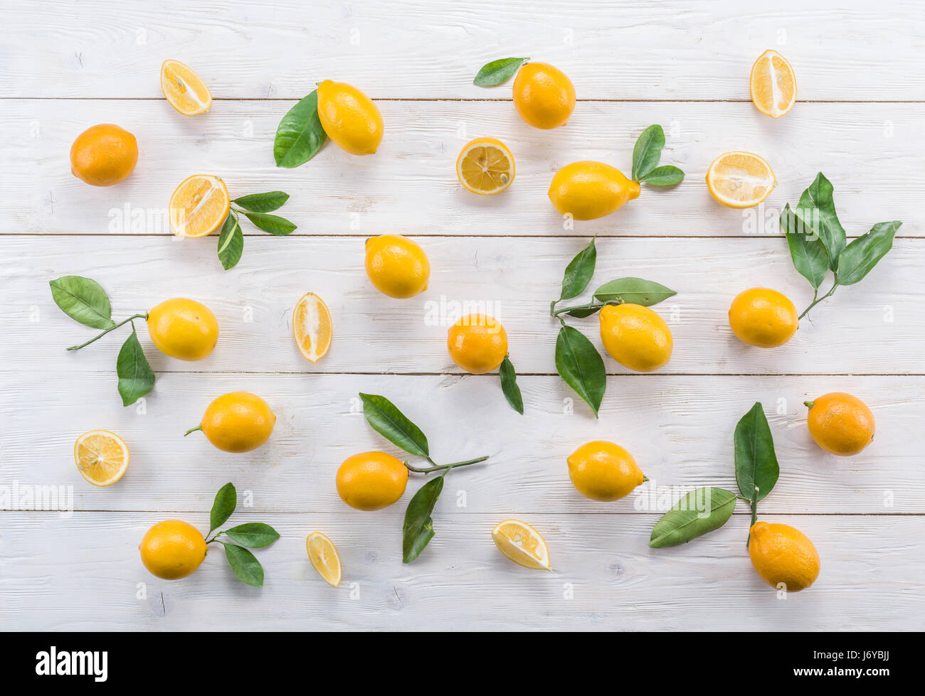 Les fruits mûrs sur le citron en bois blanc table. Vue d'en haut. Banque D'Images