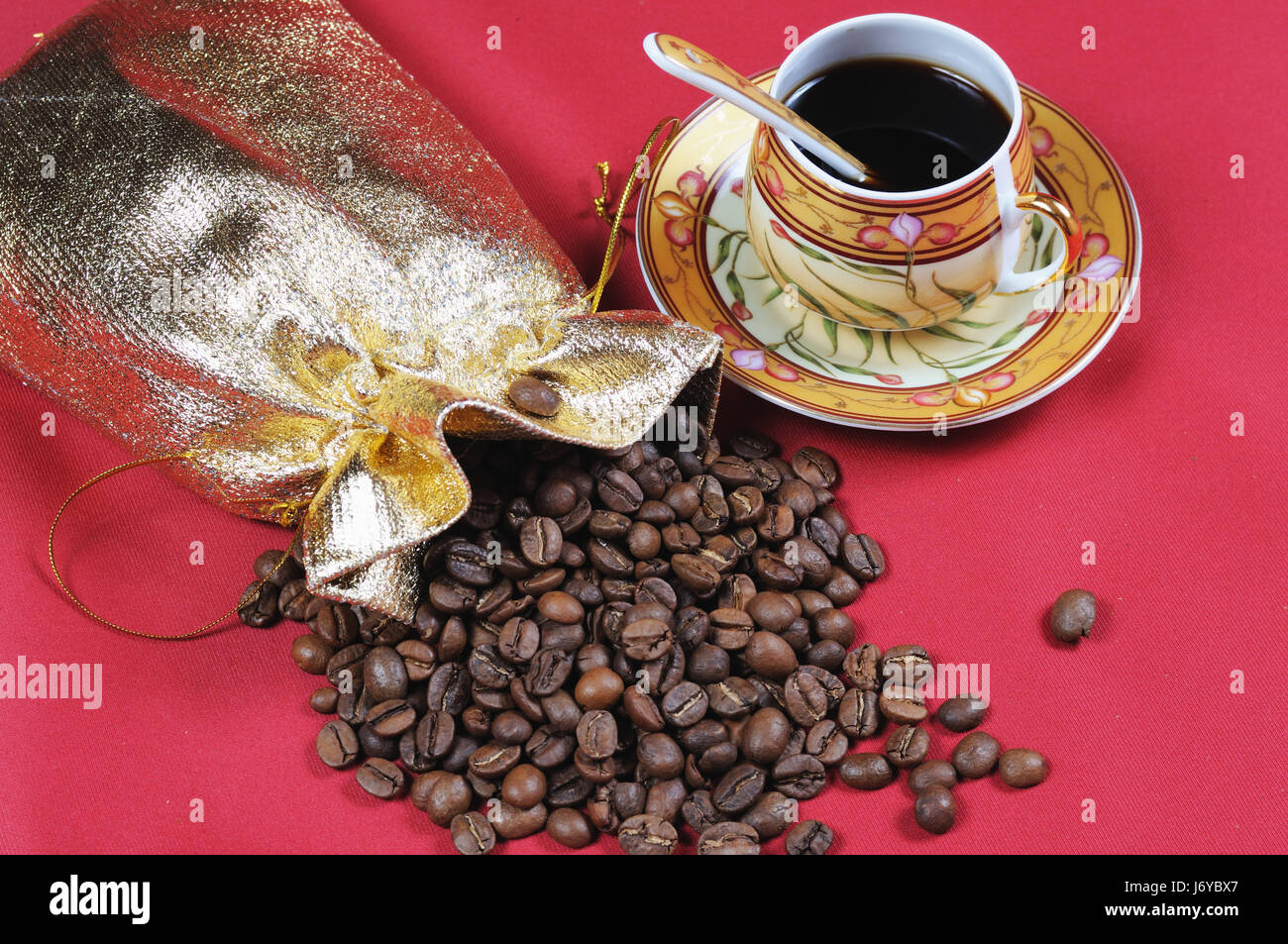 Tasse à café brun brun brunette cuillère rouge tasse plaque macro close-up Banque D'Images