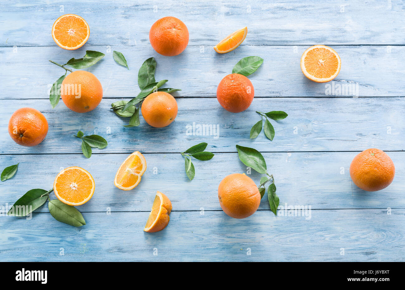 Venu des oranges sur la table en bois bleu. Vue d'en haut. Banque D'Images