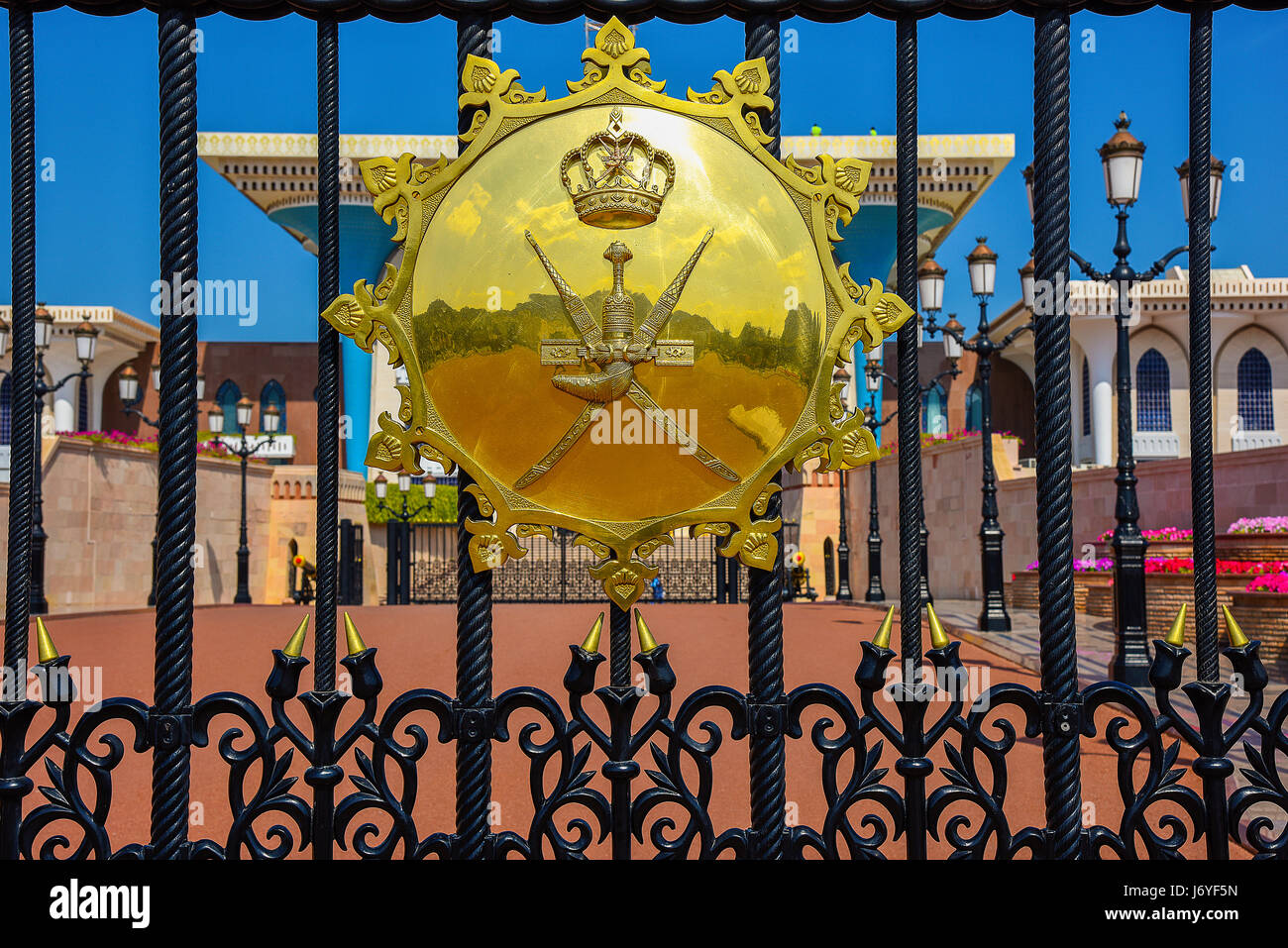 Le Muscat Oman Sultanâ's armoiries sur la porte du palais royal représente un khanjar poignard et deux épées qui sont le symbole de l'Oman Banque D'Images