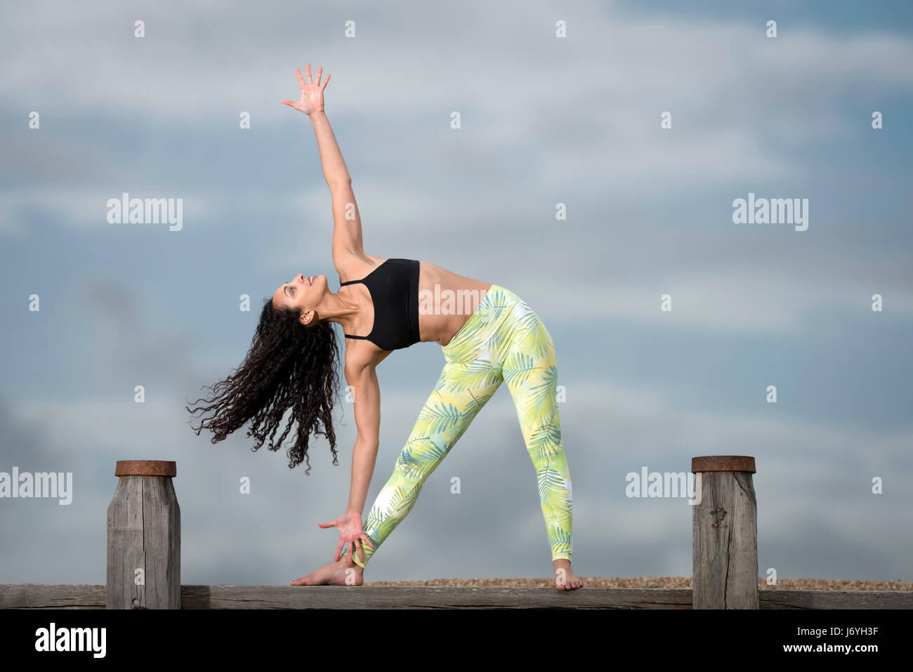 Woman practicing yoga à l'extérieur Banque D'Images