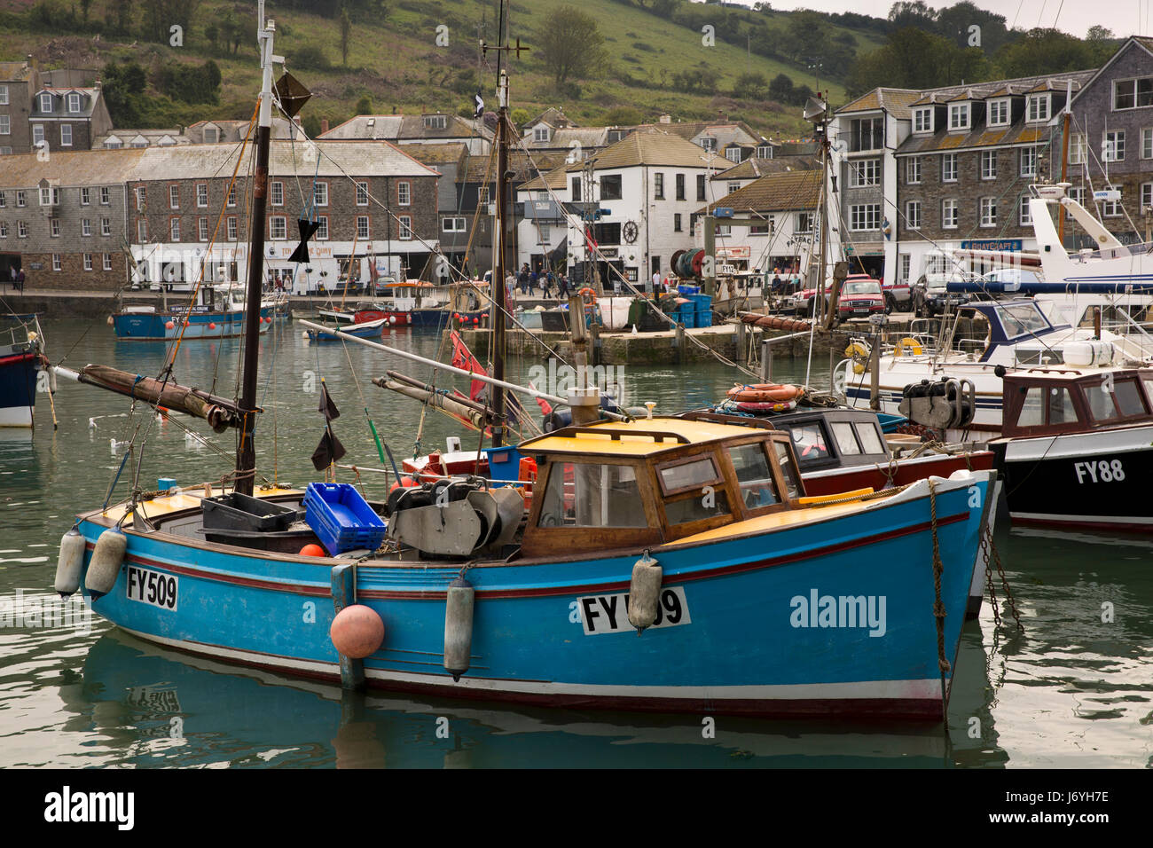 UK, Cornwall, Mevagissey, bateaux de pêche amarrés dans le port Banque D'Images