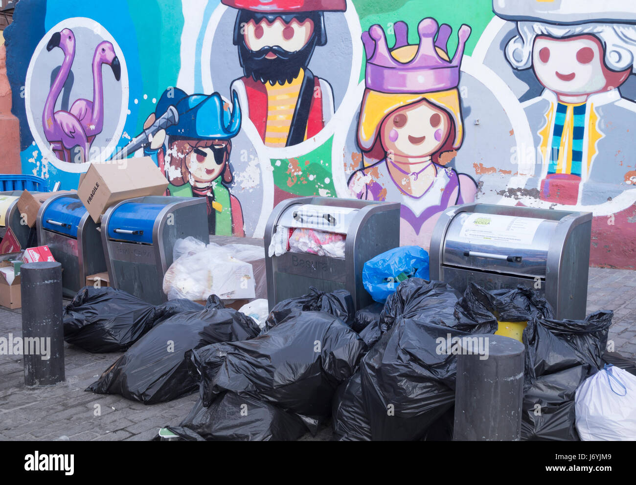 Déchets souterrain/conteneurs de recyclage pour les déchets ménagers sur Tenerife, Canaries, Espagne. Banque D'Images