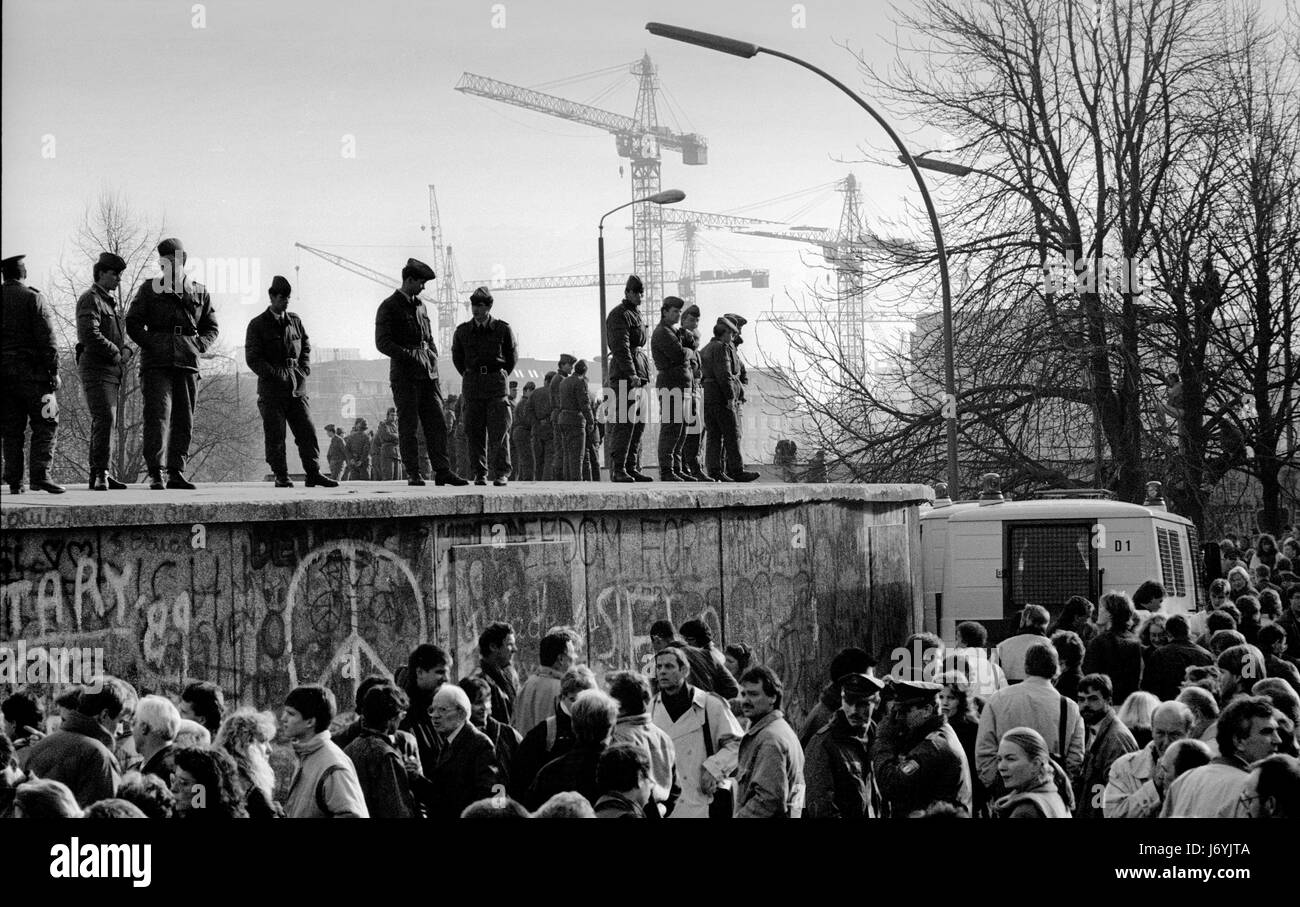 La Chute Du Mur De Berlin En Novembre 1989 Banque D images Noir Et la-chute-du-mur-de-berlin-en-novembre-1989-banque-d-images-noir-et