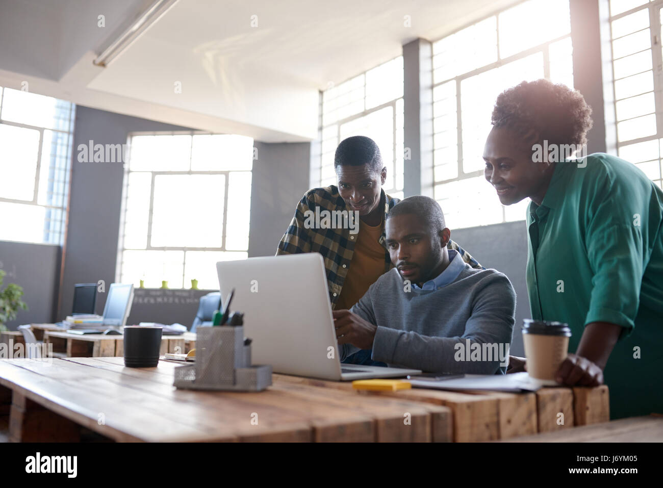 Les collègues de travail de l'Afrique à l'aide d'un ensemble dans un bureau pour ordinateur portable Banque D'Images