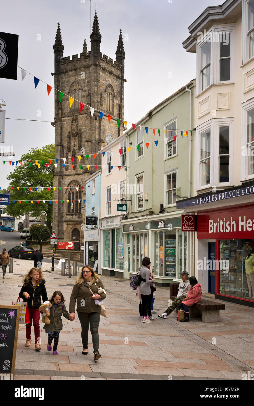 UK, Cornwall, St Austell, Fore Street, du centre-ville, les gens dans la rue commerçante piétonne à Holy Trinity Church Banque D'Images