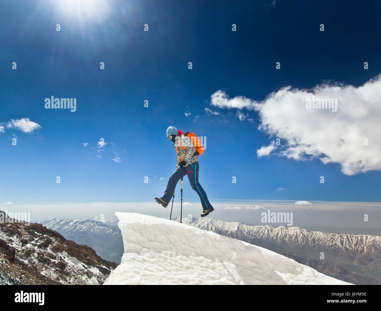 Man Sur Une Corniche De Neige En Montagne Lever Du Soleil Photo Stock Alamy Man Sur Une Corniche De Neige En Montagne Lever Du Soleil Photo Stock Alamy