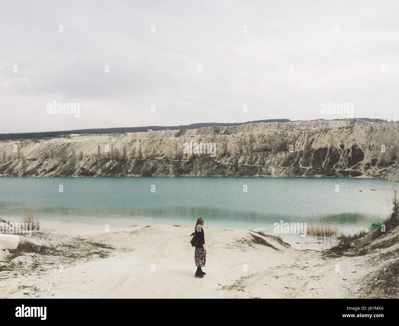 Woman standing by a lake Banque D'Images