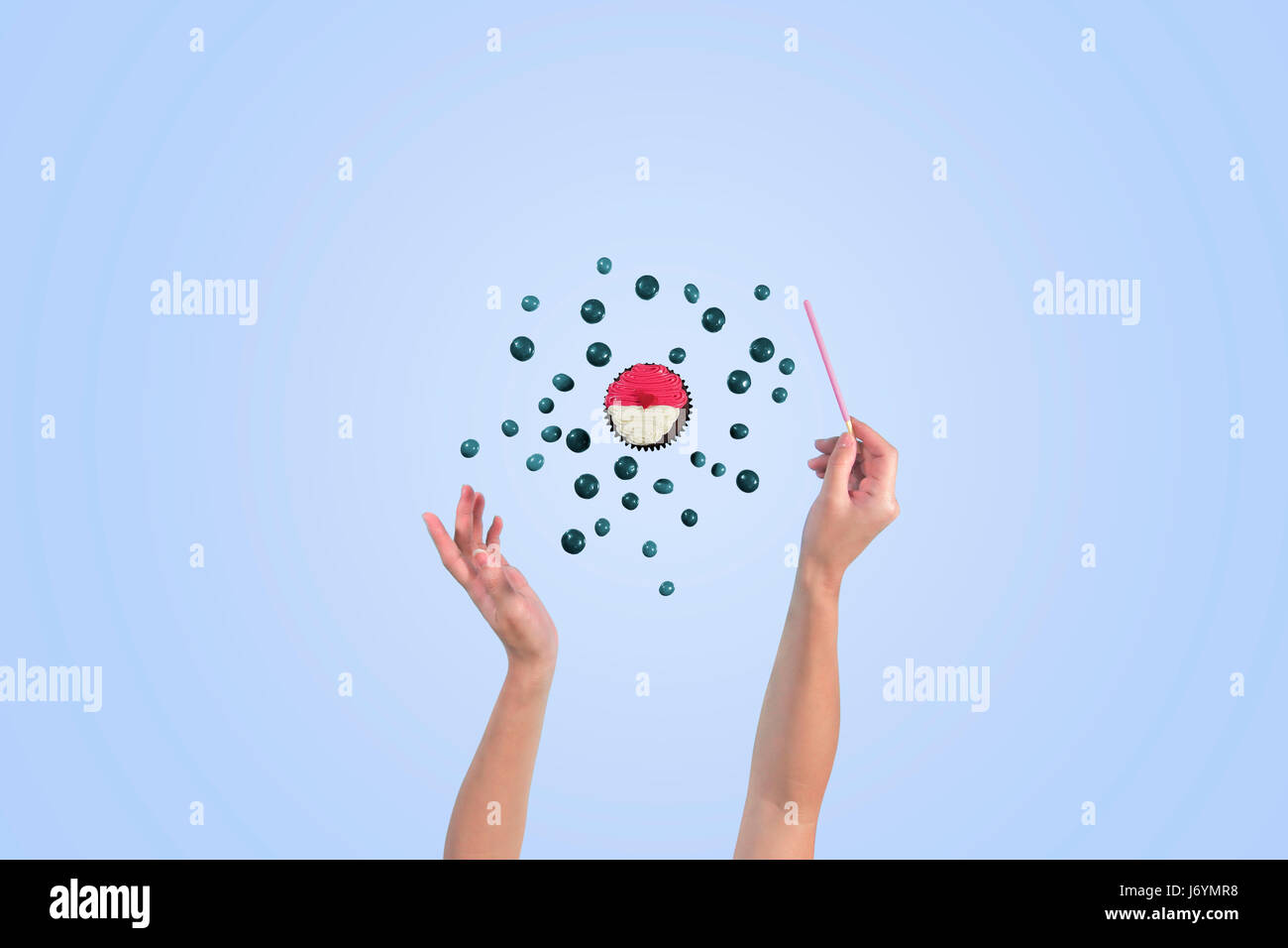 Cupcake, Woman's Hands et conceptuel de baguette magique Banque D'Images