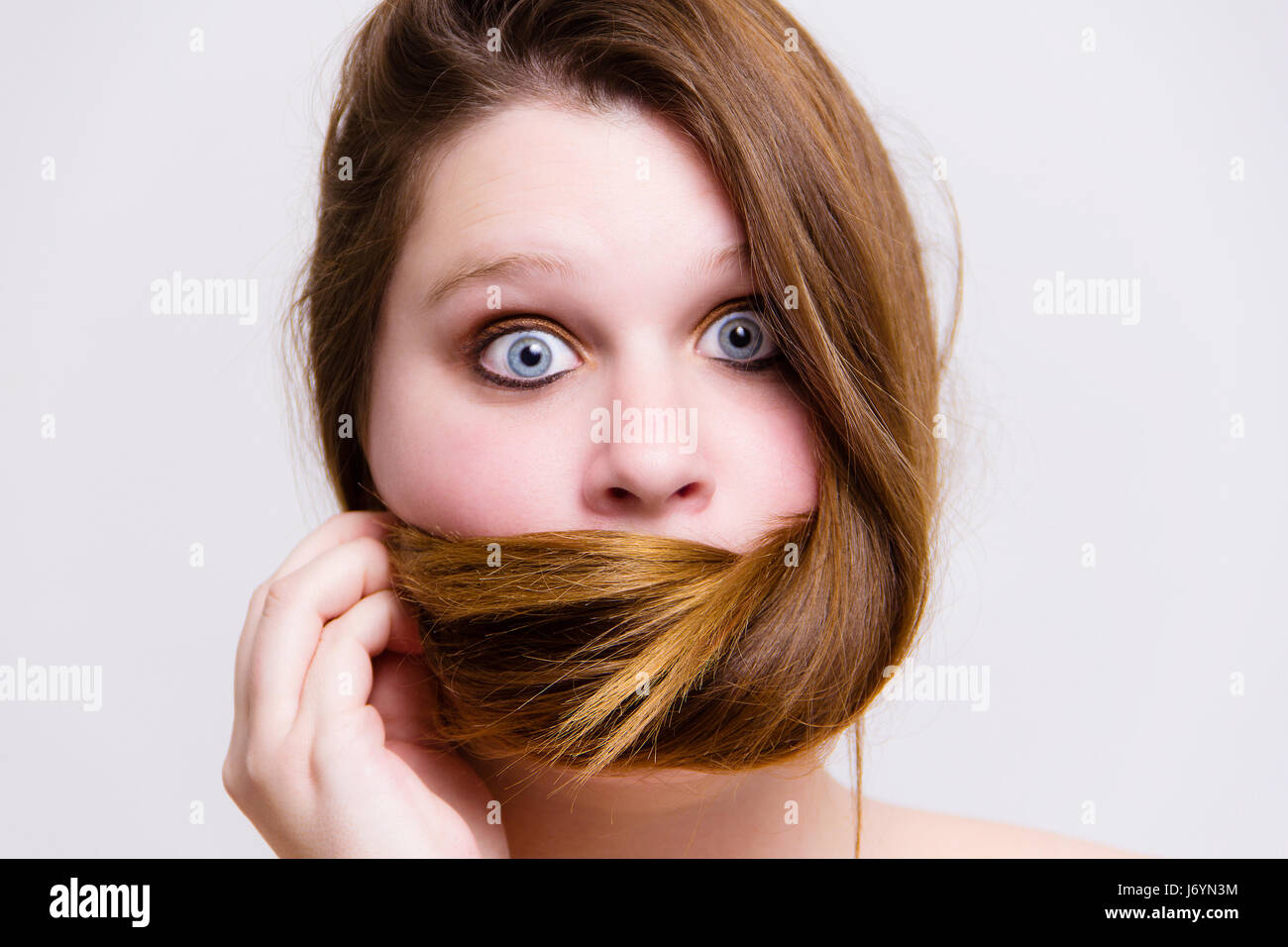 Femme tenant ses cheveux devant sa bouche Banque D'Images