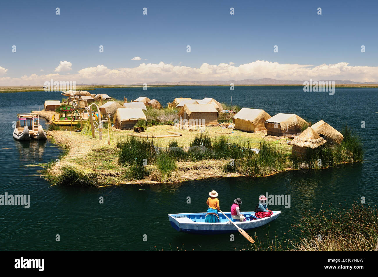 Le Pérou, les îles flottantes Uros sur le lac Titicaca, le plus grand lac  du monde les (3808m). Elles sont construites à l'aide de l'engin flottant  totora roseaux qui Photo Stock -