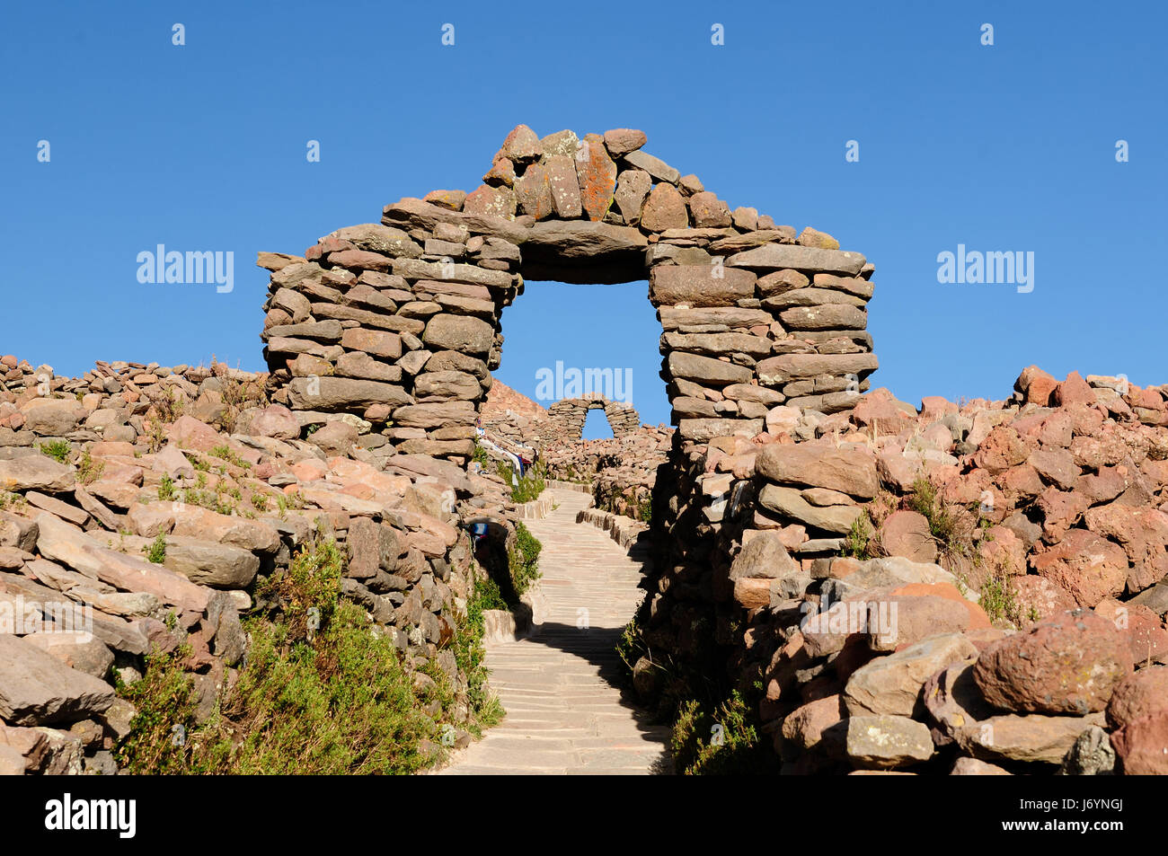 Le Pérou, l'île Amantani sur le lac Titicaca, le plus grand lac du monde les (3808m). Cette photo présente des anciennes ruines Incas Banque D'Images