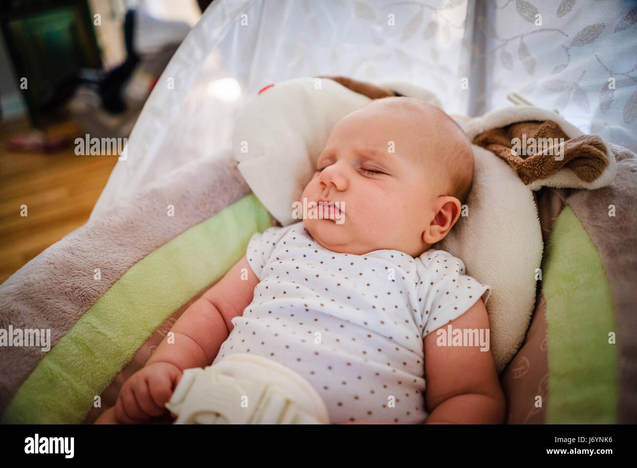 Bébé garçon endormi dans un looping - Banque D'Images