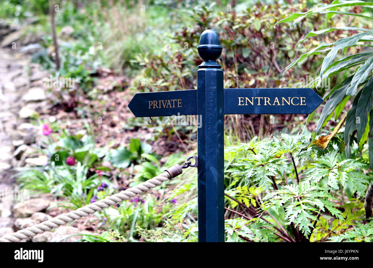 Bleu traditionnel panneau en bois indiquant 'Private' et 'Entrée' Banque D'Images