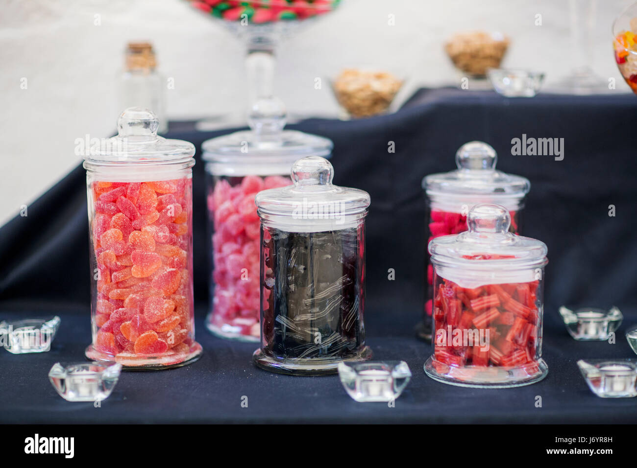 Candy bar table avec bols de bonbons Banque D'Images