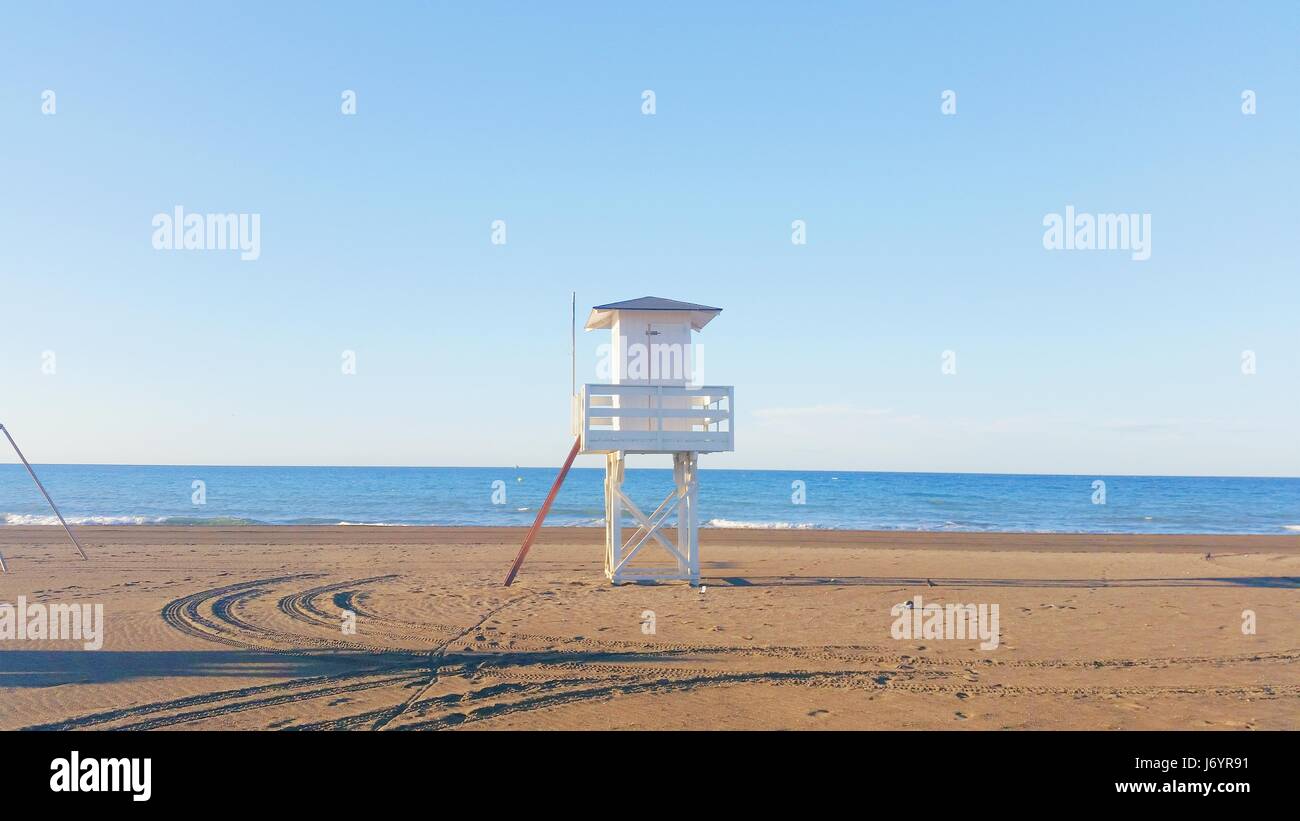 Lifeguard tower on beach, Rincon de la Victoria, Málaga, Andalousie, Espagne Banque D'Images