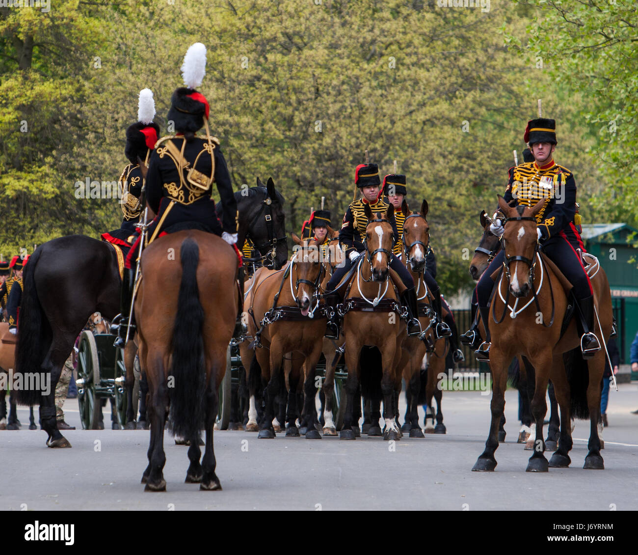 Des troupes du roi Royal Horse Artillery marquer le 91e anniversaire de la reine avec une salve de 41 à Hyde Park, Londres, UK. Avec : l'atmosphère, la troupe du Roi, Royal Horse Artillery Où : London, Royaume-Uni Quand : 21 Avr 2017 Crédit : Wheatley/WENN Banque D'Images