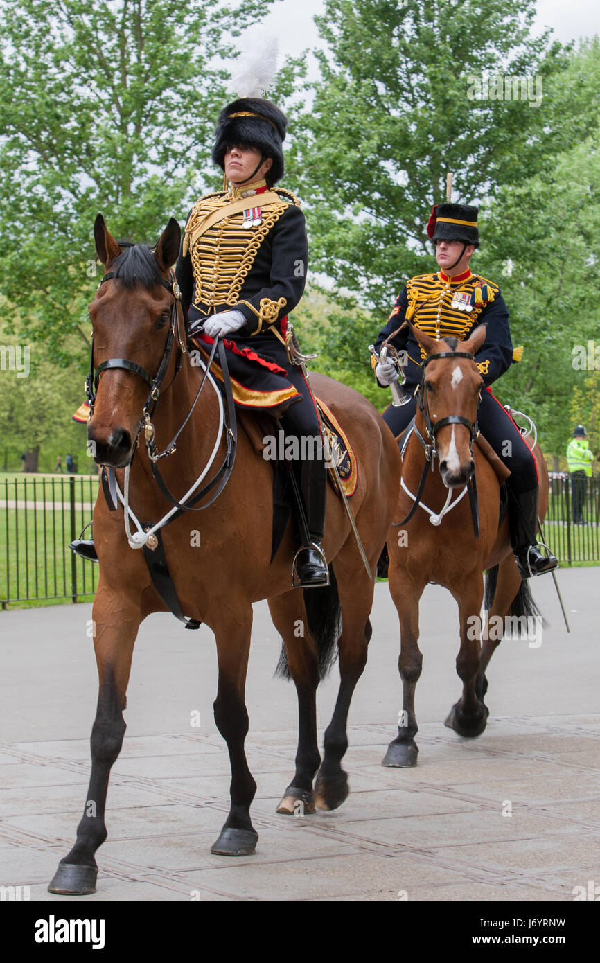 Des troupes du roi Royal Horse Artillery marquer le 91e anniversaire de la reine avec une salve de 41 à Hyde Park, Londres, UK. Avec : l'atmosphère, la troupe du Roi, Royal Horse Artillery Où : London, Royaume-Uni Quand : 21 Avr 2017 Crédit : Wheatley/WENN Banque D'Images