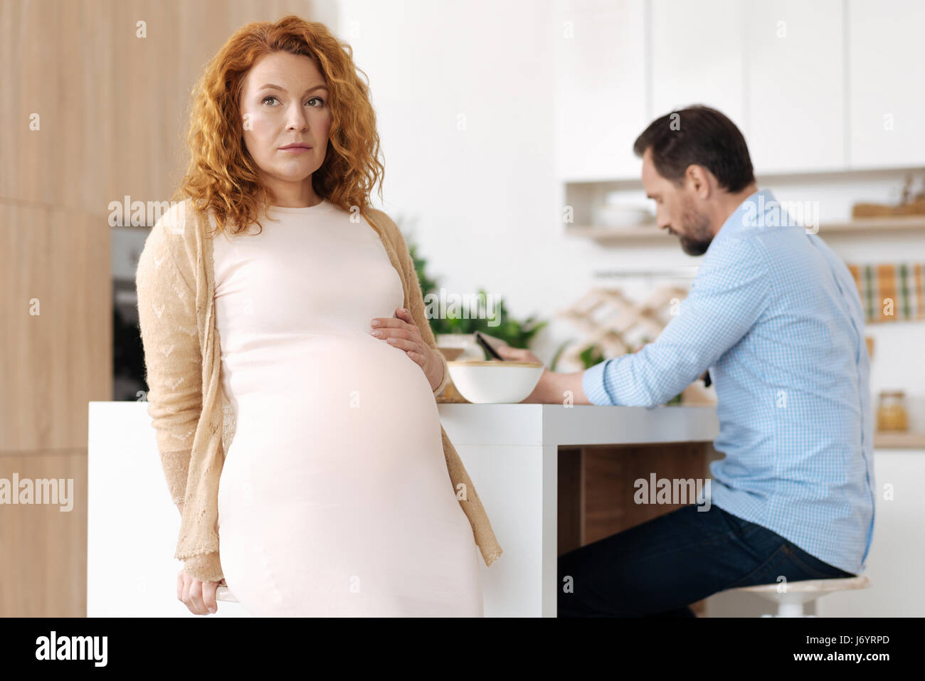 Belle femme enceinte à terme des questions réflexion Banque D'Images