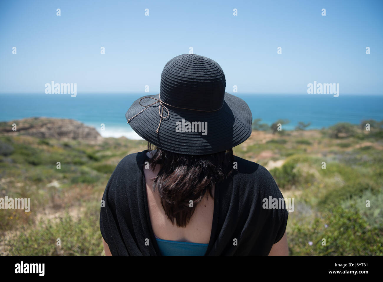 Vue arrière d'une femme qui regarde la plage, la Jolla, Californie, États-Unis Banque D'Images