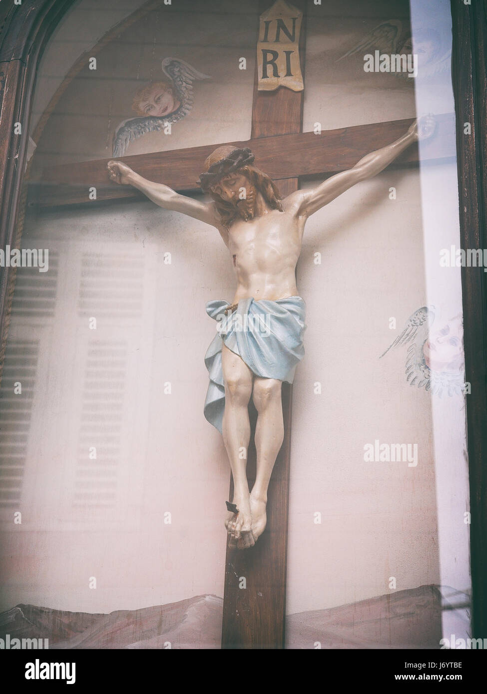 Le catholicisme. Crucifix dans une rue publique comme symbole de foi et de dévotion. Banque D'Images